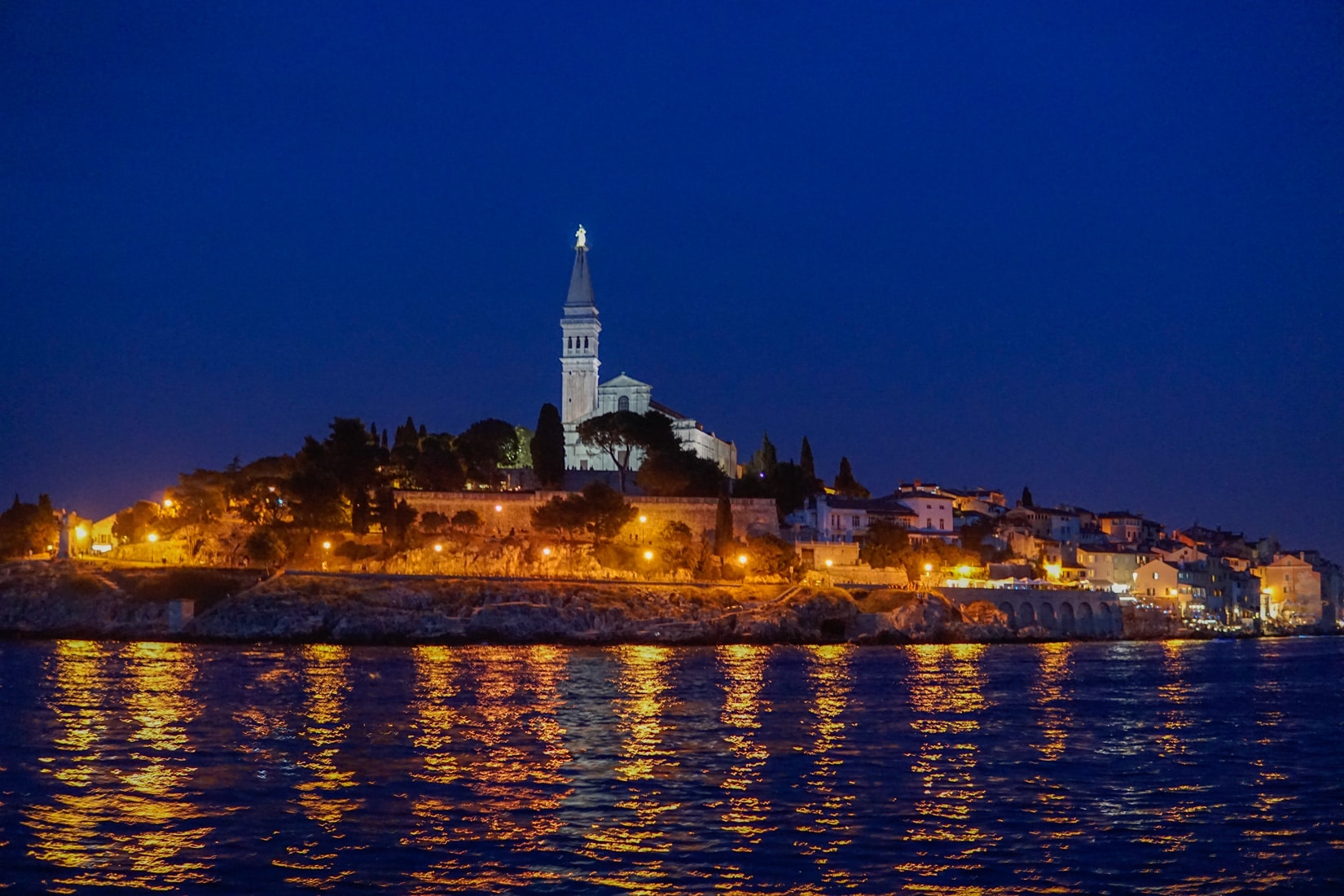 rovinj-altstadt-bei-nacht